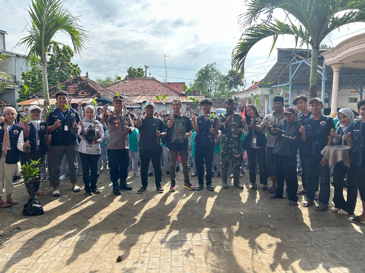 Aksi Kolaboratif KKN 03 UTM Bersama Masyarakat dan Siswa SDN Tolbuk dalam Penanaman Mangrove yang Dihadiri oleh Forum Koordinasi Pimpinan Kecamatan